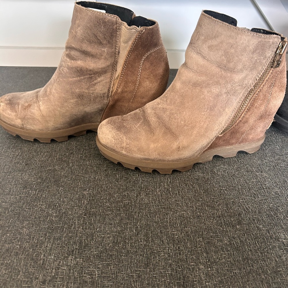 Stylish Tan and Black Ankle Boots - Picture 2 of 6